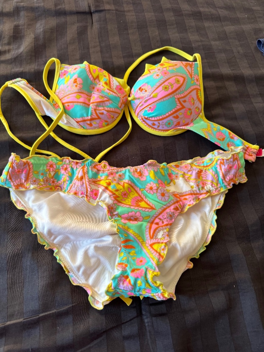 Victoria's Secret bikini  size:S/P &  top  size :32B a vibrant paisley print